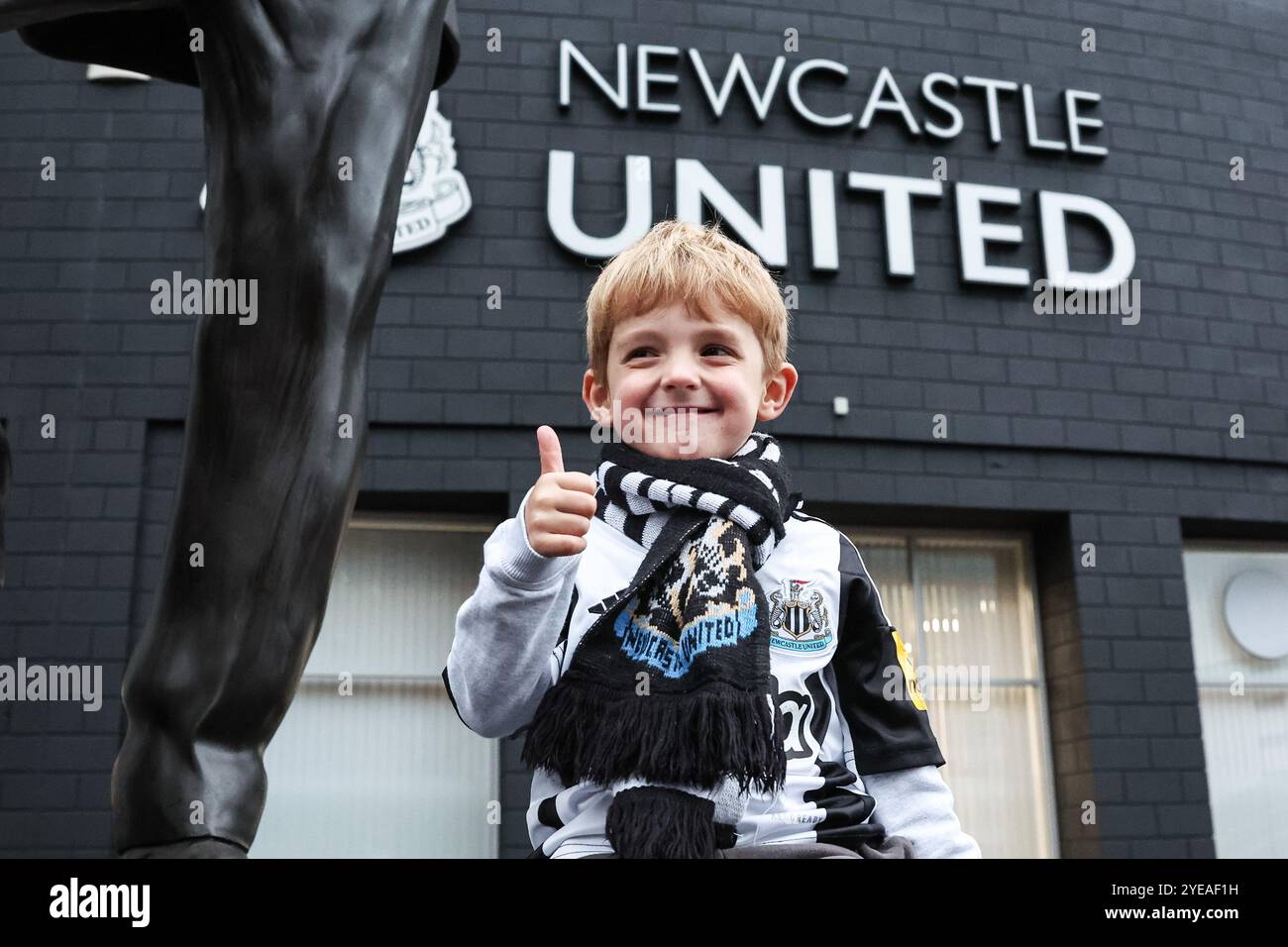 Les fans de Newcastle arrivent au SET James’ Park lors de la Carabao Cup dernier 16 match Newcastle United vs Chelsea au James’s Park, Newcastle, Royaume-Uni, 30 octobre 2024 (photo Mark Cosgrove/News images) Banque D'Images