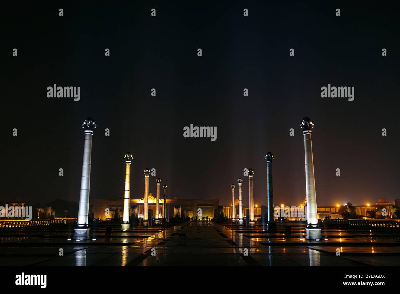 Parc commémoratif Dr Babasaheb Ambedkar la nuit avec des lumières illuminant l'architecture à Lucknow, Inde ; Lucknow, Uttar Pradesh, Inde Banque D'Images