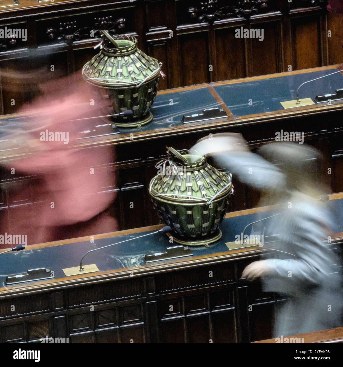 Roma, Italie. 30 octobre 2024. Seduta Comune del Parlamento per l' elezione di un giudice della Corte costituzionale. Camera dei Deputati a Roma, Mercoledì 30 Ottobre 2024 (foto Mauro Scrobogna/LaPresse) session conjointe du Parlement pour l'élection d'un juge à la Cour constitutionnelle. Chambre des députés à Rome, mercredi 30 octobre 2024. (Photo de Mauro Scrobogna/LaPresse) crédit : LaPresse/Alamy Live News Banque D'Images