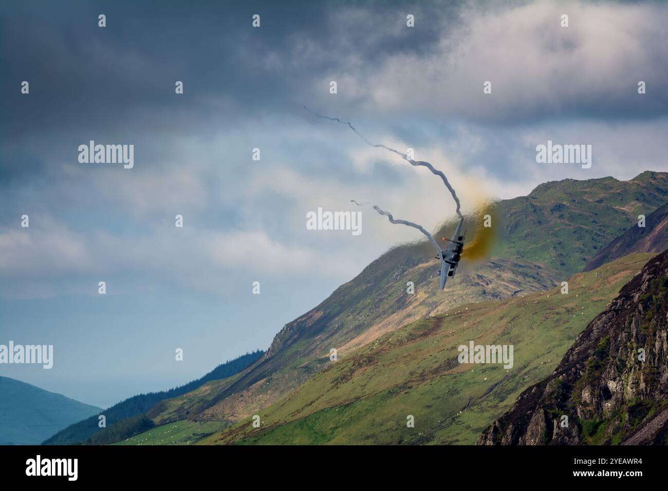 Le F-15E Strike Eagle de l'armée de l'air américaine volant à basse altitude. Banque D'Images