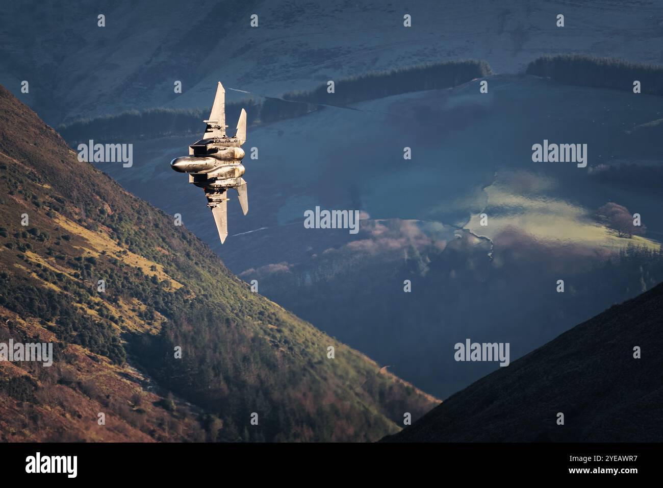 Le F-15E Strike Eagle de l'armée de l'air américaine volant à basse altitude. Banque D'Images