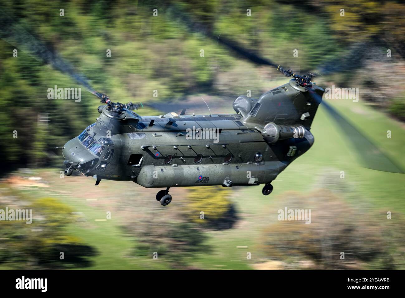 RAF Boeing Chinook volant à basse altitude dans la boucle de Mach. Banque D'Images