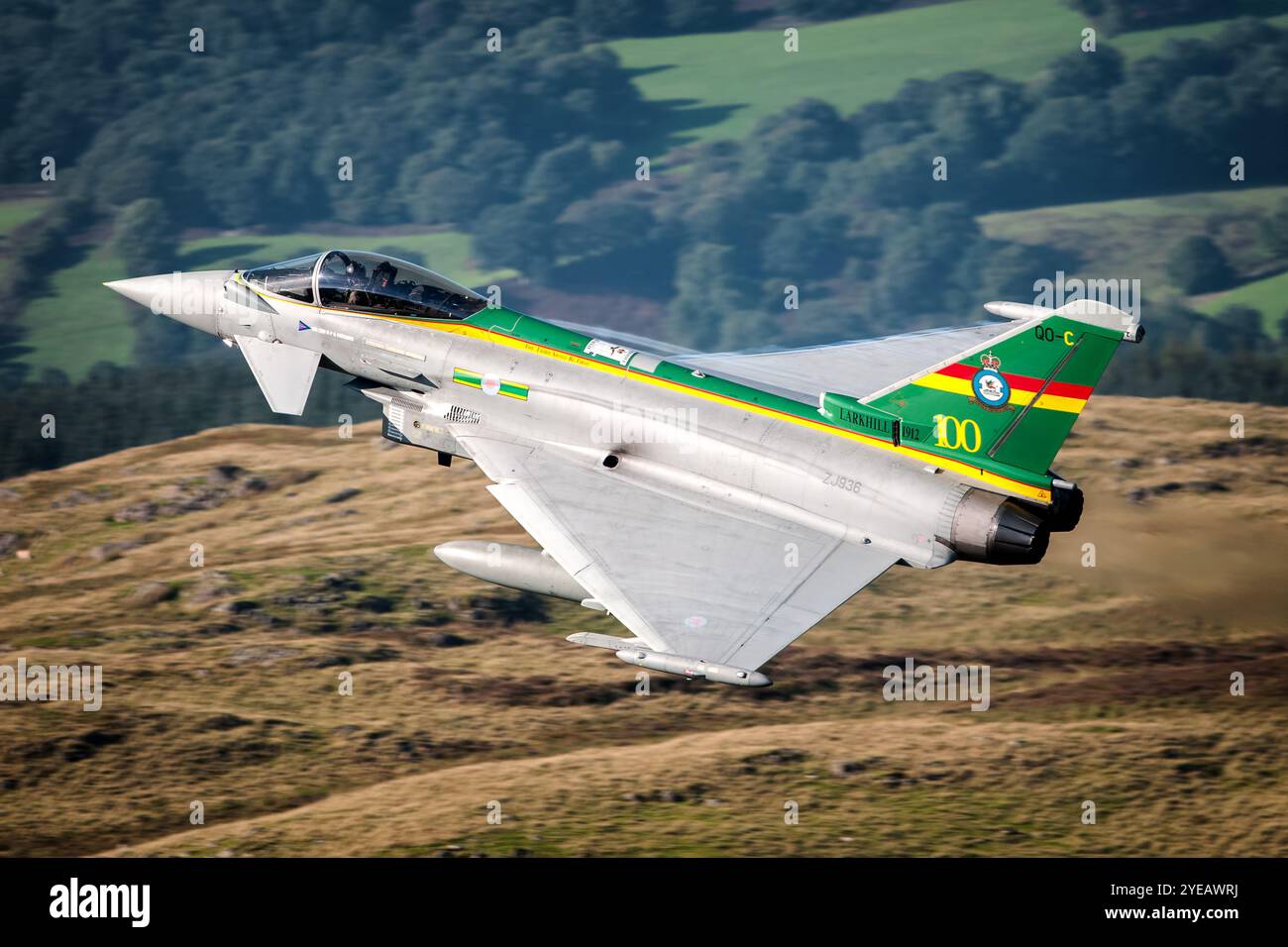 Typhon Eurofighter de la RAF volant à basse altitude. Banque D'Images