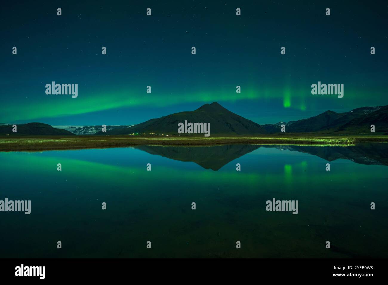 Ciel dramatique de l'Islande. Aurora Borealis ou Northern Lights la merveille étonnante de la nature. Paysage de nuit avec la lumière verte et la neige blanche o Banque D'Images
