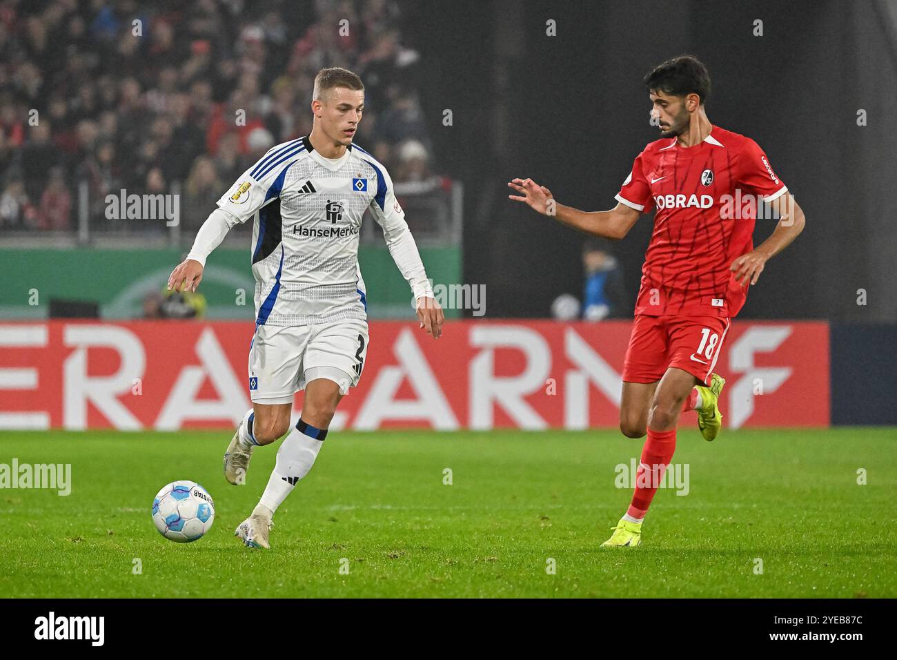 Miro Muheim (Hamburger SV, #28) Am Ball und im Duell mit Eren Dinkci (SC Freiburg, #18) GER, SC Freiburg - Hamburger SV, Fussball, DFB Pokal, 2. Runde, saison 2024/2025, 30.10.2024 LA RÉGLEMENTATION DFB INTERDIT TOUTE UTILISATION DE PHOTOGRAPHIES COMME SÉQUENCES D'IMAGES ET/OU QUASI-VIDÉO Foto : Eibner-Pressefoto/Thomas Hess Banque D'Images