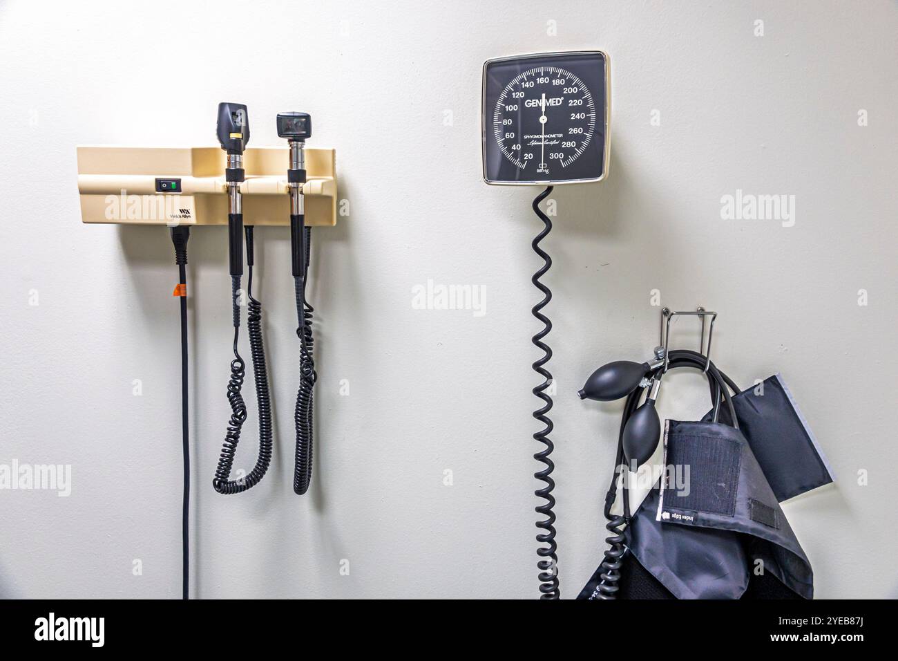 Miami Beach Floride, Mt. Centre hospitalier du centre médical Mount Sinai, salle d'examen du cabinet du médecin, équipement médical, jauge de pression artérielle, oreille nez gorge ot Banque D'Images