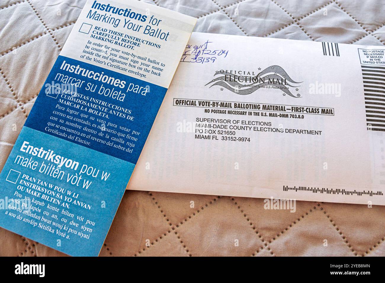 Miami Beach Floride, élection générale de novembre 2024, vote par courrier enveloppe de vote, adresse superviseur des élections, instructions 3 langues, anglais espagnol Banque D'Images
