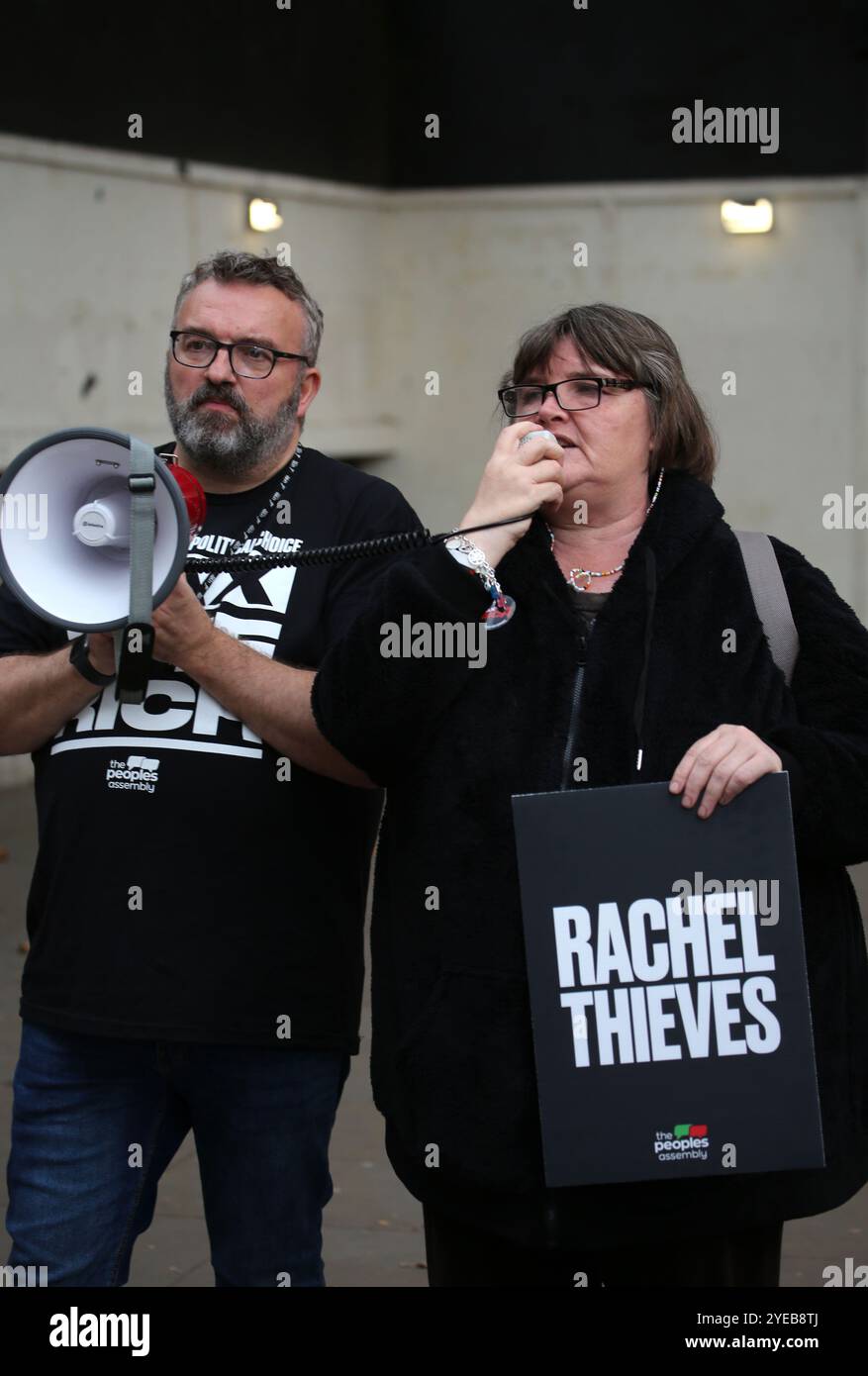 Londres, Angleterre, Royaume-Uni. 30 octobre 2024. Un manifestant raconte comment les handicapés vont souffrir après le premier budget de RACHEL REEVES pendant la manifestation. Les manifestants soutenant L'Assemblée du peuple donnent leur réponse au premier budget de RACHEL REEVES en manifestant en face de Downing Street. Ils appellent à la fin de l'austérité et à ''˜taxer les riches' et ne pas presser les pauvres. (Crédit image : © Martin Pope/ZUMA Press Wire) USAGE ÉDITORIAL SEULEMENT! Non destiné à UN USAGE commercial ! Banque D'Images