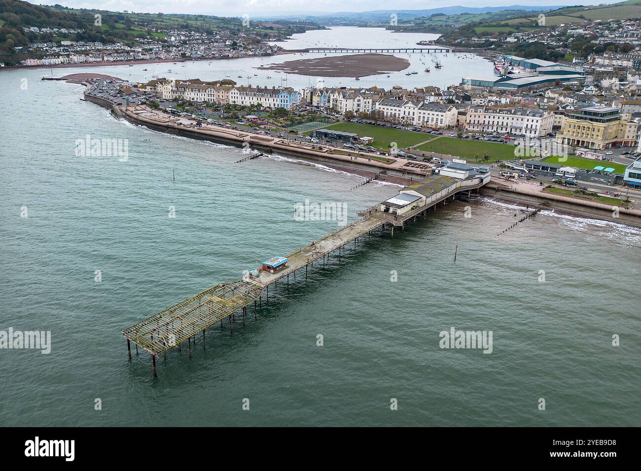 Vue générale de la fin de la jetée de la station balnéaire de Teignmouth, Devon, Royaume-Uni, qui a désespérément besoin de réparation. Banque D'Images