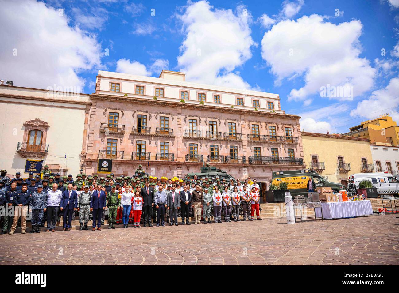 David Monreal Ávila Gouverneur de Zacatecas avec le personnel des soldats de l'armée mexicaine du DN III Plan d'assistance à la population civile, Garde nationale GN, Croix-Rouge, police d'État lors d'un événement public du gouvernement de l'État de Zacatecas dans le centre de la capitale de l'État de Zacatecas 2023. Ville coloniale (photo de LuisGutierrez/Norte photo) David Monreal Ávila Gobernador de Zacatecas con Personal de Soldados del ejercito mexicano del plan DN III Plan de Auxilio a la Población civil , Guardia Nacional GN, Cruz Roja, policia Estatal en evento publico del gobierno de Banque D'Images