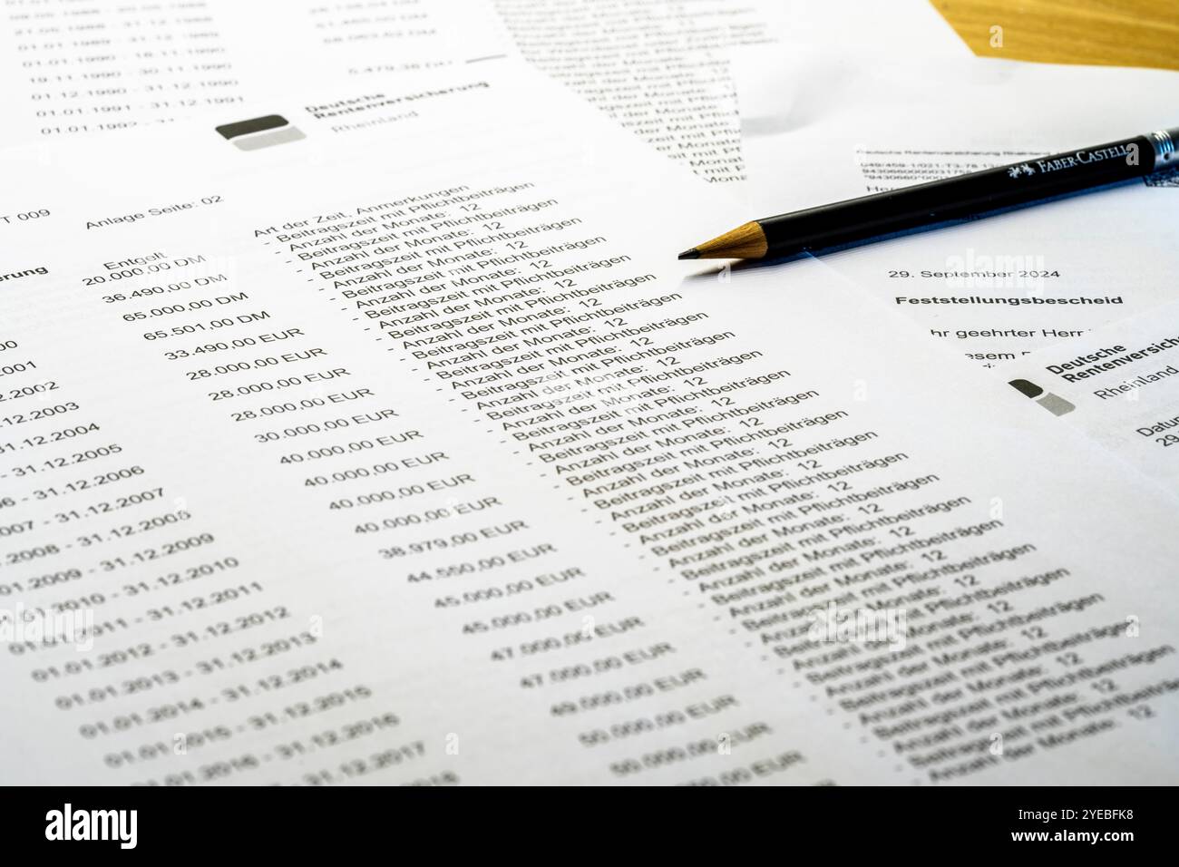 Image symbolique pension, informations sur la pension, avis d'évaluation sur les cotisations versées à l'assurance pension légale et pension attendue sur REAC Banque D'Images