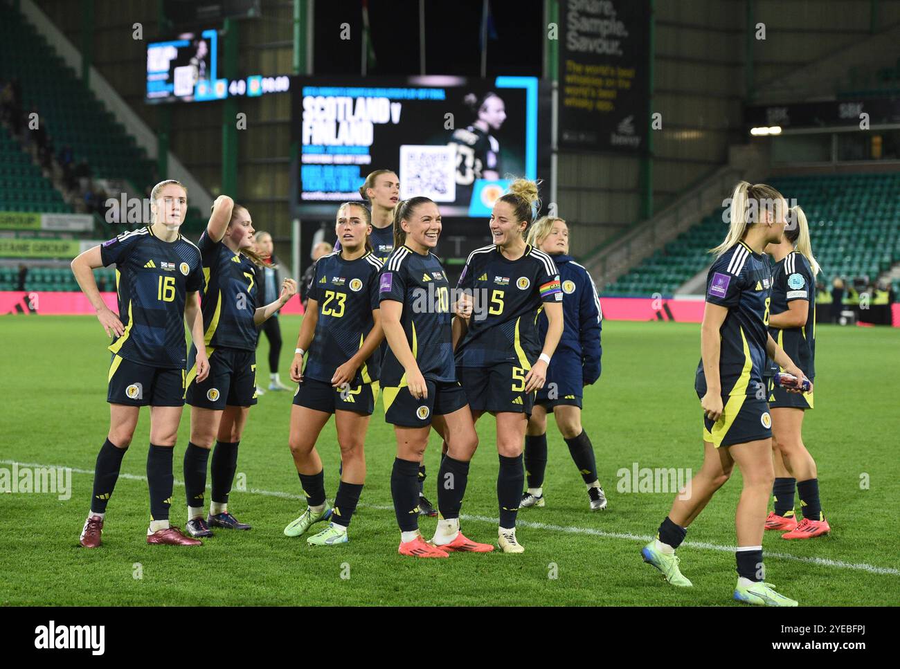 Mardi 29 octobre UEFA WomenÕs European Championship Play-Off Scotland - Hongrie Easter Road Stadium, Édimbourg. Scotland Team interagit avec les fans à plein temps. Scotlands Sophie Howard et Kirsty Hanson (10) partagent une blague à temps plein crédit : eric mccowat/Alamy Live News Banque D'Images