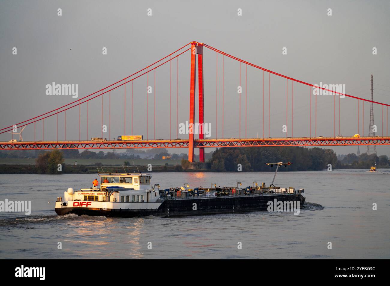 Le pont du Rhin Emmerich, autoroute fédérale B220, le plus long pont suspendu en Allemagne, est en cours de rénovation, pont endommagé, cargo sur le Banque D'Images