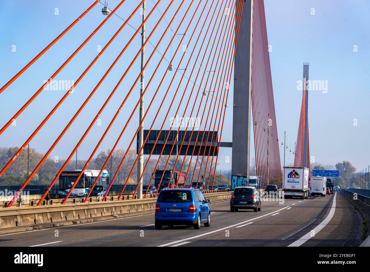 Pont Friedrich Ebert sur le Rhin près de Bonn, également connu sous le nom de pont du Nord, pont autoroutier sur l'A565, pont à haubans, NRW, Allemagne Banque D'Images