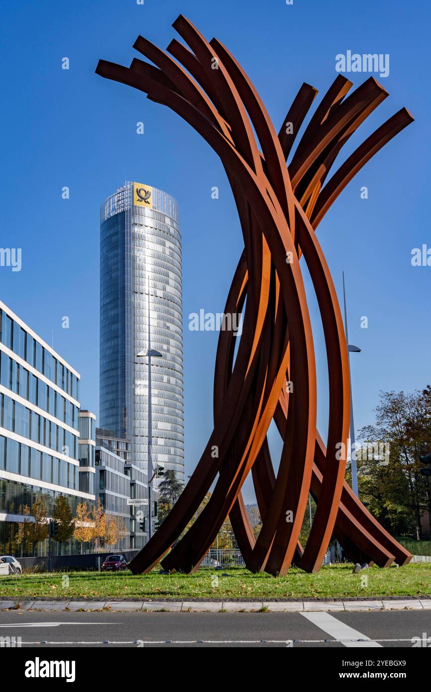 La tour postale, siège de Deutsche Post, immeuble de grande hauteur à Bonn, Helmut-Schmidt-Platz, œuvre Arc 89 de Bernar Venet, NRW, Allemagne, Banque D'Images