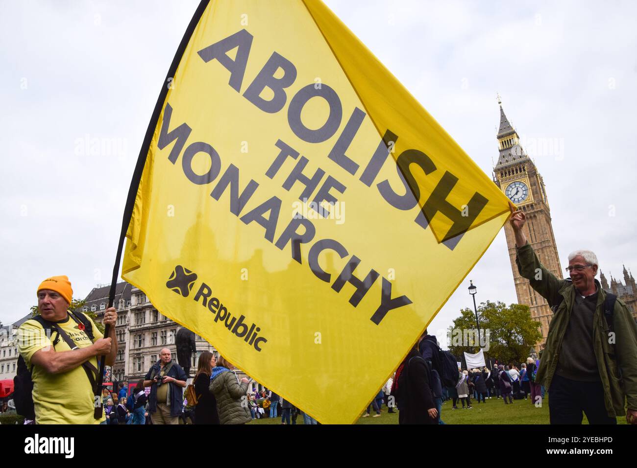 Londres, Royaume-Uni. 30 octobre 2024. Les manifestants portent la bannière « abolir la monarchie » alors que le groupe anti-monarchique Republic organise une manifestation sur la place du Parlement le jour du budget. (Photo de Vuk Valcic/SOPA images/SIPA USA) crédit : SIPA USA/Alamy Live News Banque D'Images
