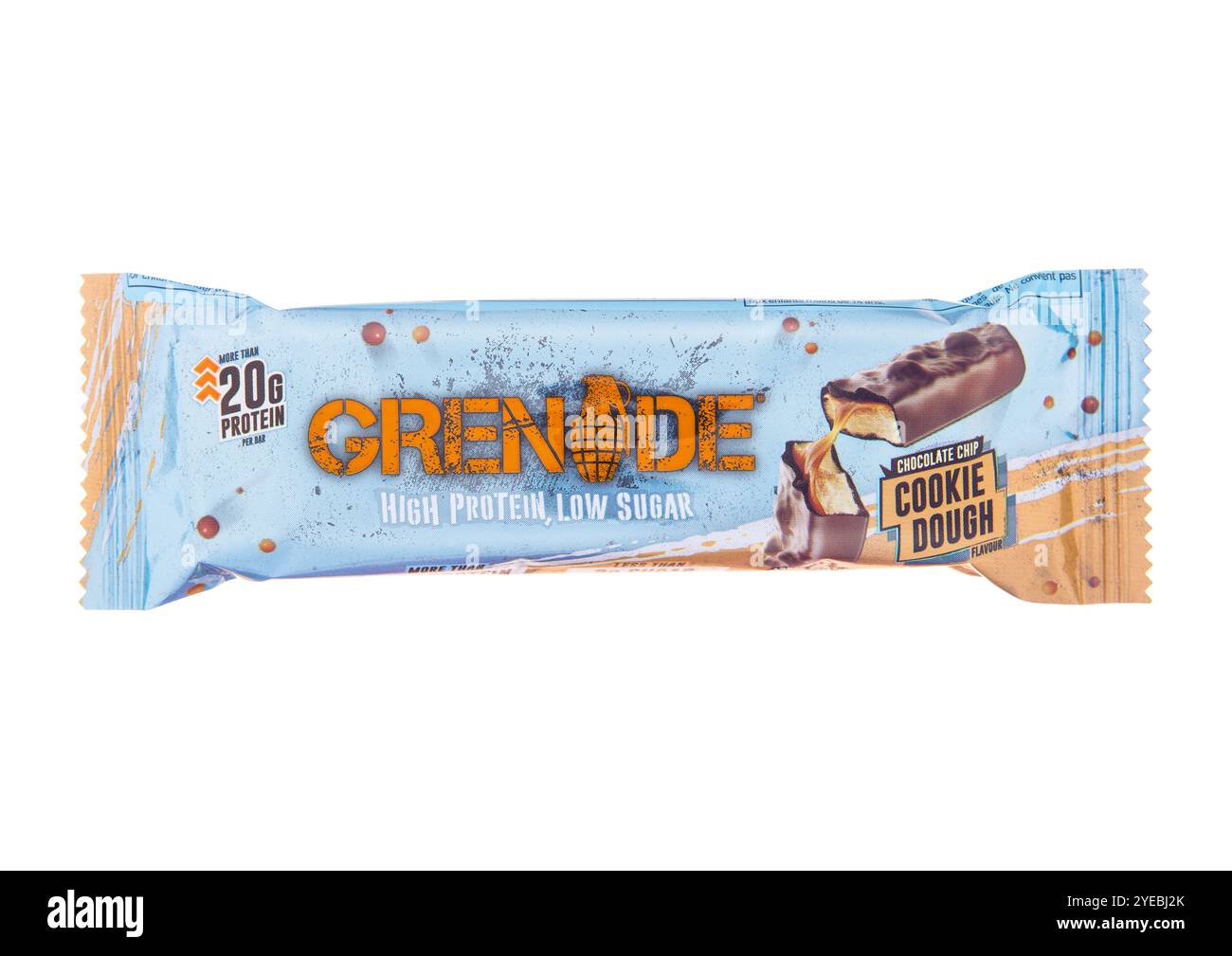 LONDRES, Royaume-Uni - 15 OCTOBRE 2024 : barre protéinée énergétique Grenade faible en sucre avec pâte à biscuits sur blanc. Banque D'Images