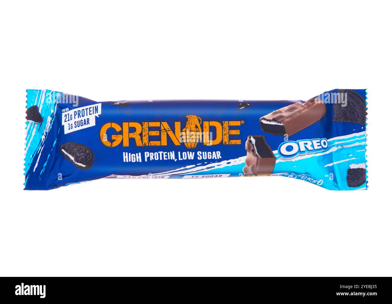 LONDRES, Royaume-Uni - 25 OCTOBRE 2024 : barre protéinée énergétique Grenade avec biscuits oreo sur fond blanc. Banque D'Images