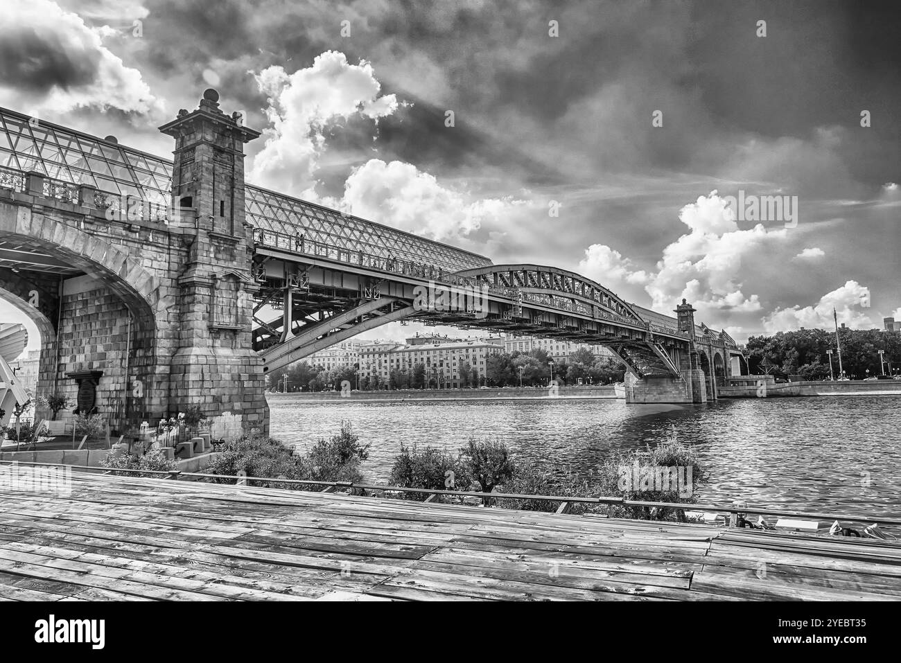 Vue sur le pont piétonnier Pushkinsky de Gorki Park dans le centre de Moscou, Russie Banque D'Images