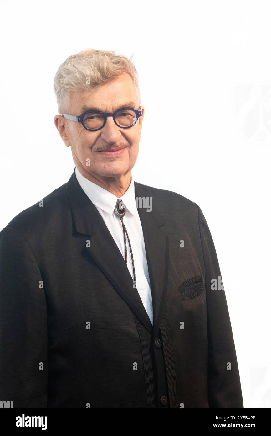 Duesseldorf, Allemagne. 30 octobre 2024. Wim Wenders, un cinéaste allemand, pose pour des photos sur le tapis rouge du théâtre Apollo Variety de Roncalli à Duesseldorf, en Allemagne, le 30 octobre 2024. (Photo de Ying Tang/NurPhoto)0 crédit : NurPhoto SRL/Alamy Live News Banque D'Images