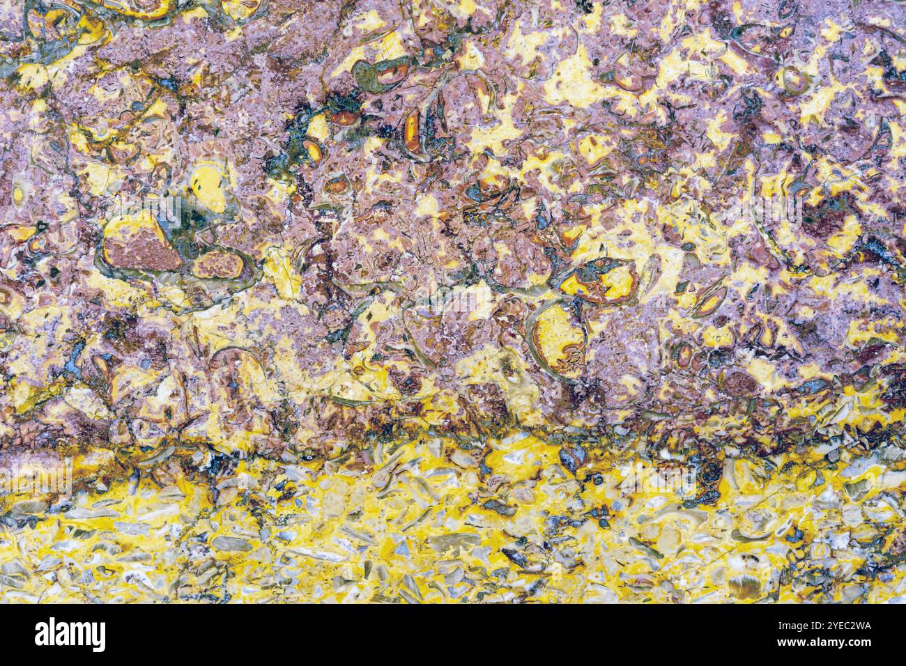 Granit jaune-brun. Texture de pierre de granit. Fond de pierre abstrait. Banque D'Images