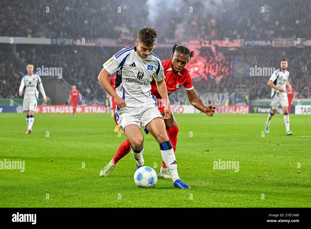 Moritz Heyer (Hamburger SV, #03) Am Ball und im Duell mit Junior Adamu (SC Freiburg, #20) GER, SC Freiburg - Hamburger SV, Fussball, DFB Pokal, 2. Runde, saison 2024/2025, 30.10.2024 LA RÉGLEMENTATION DFB INTERDIT TOUTE UTILISATION DE PHOTOGRAPHIES COMME SÉQUENCES D'IMAGES ET/OU QUASI-VIDÉO Foto : Eibner-Pressefoto/Thomas Hess Banque D'Images