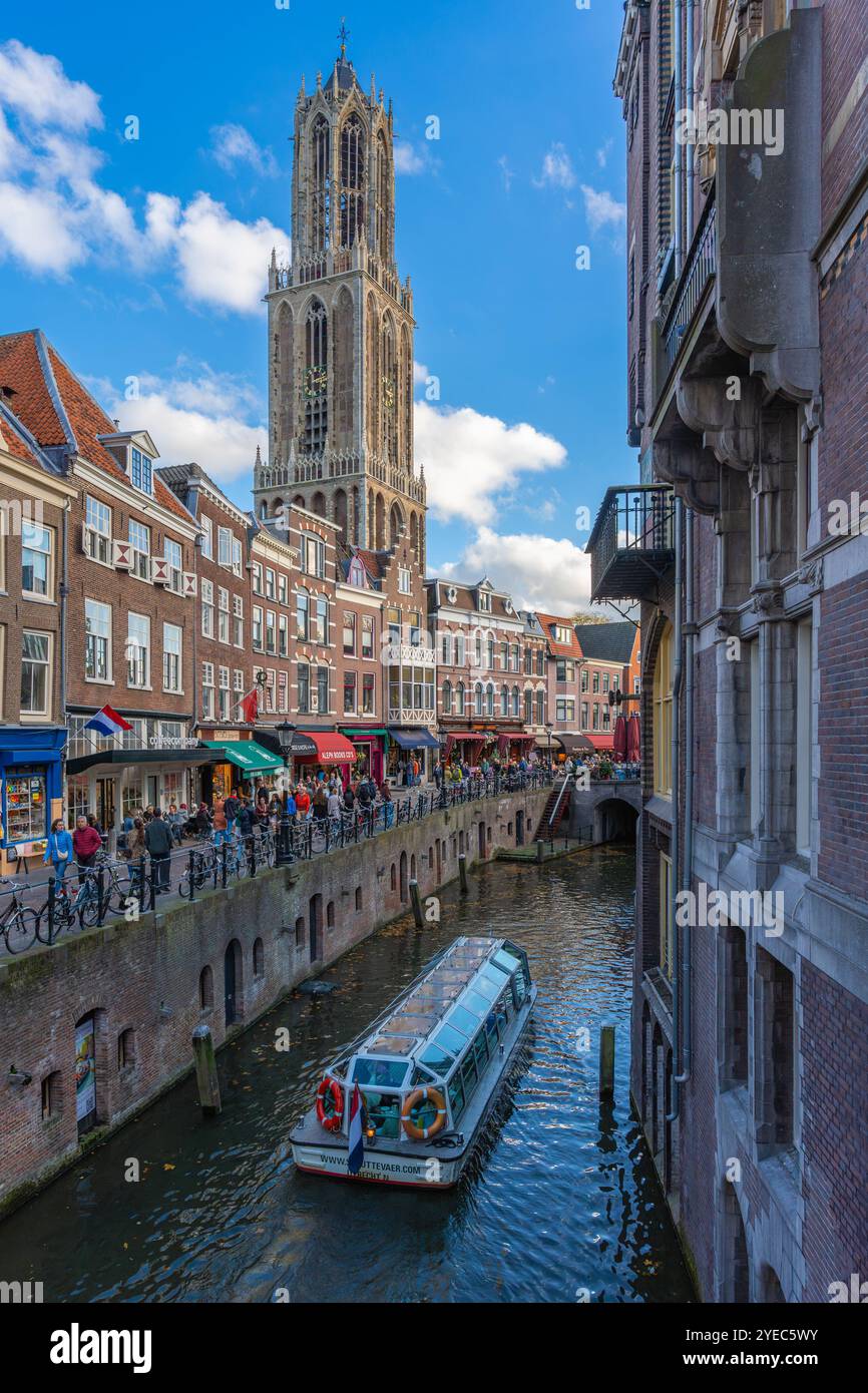 Utrecht, pays-Bas, 27.10.2024, emblématique Dom Tower vue du canal et de la rue commerçante animée Banque D'Images