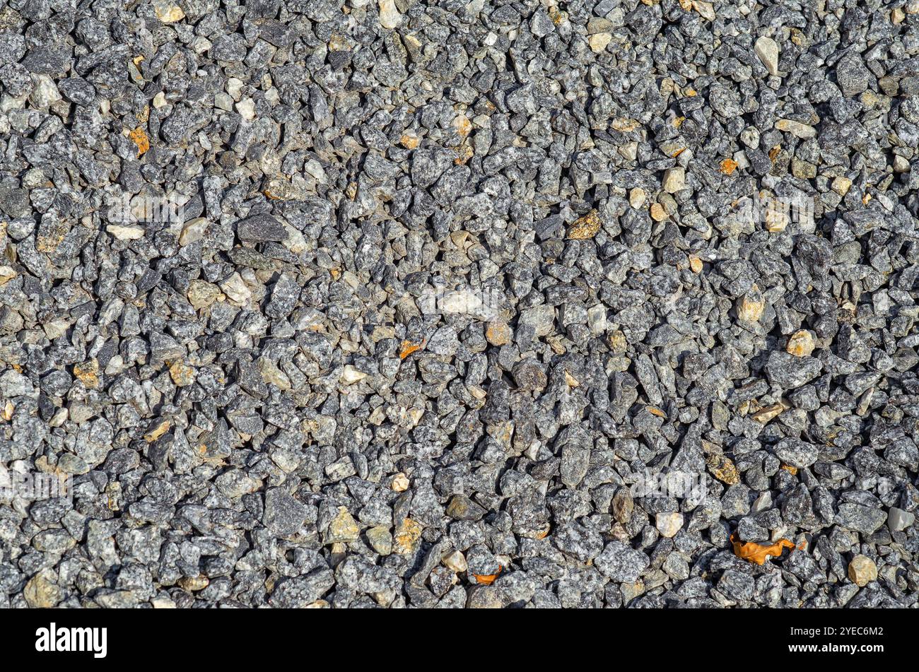 Fond abstrait de petites pierres. Pierre concassée grise , dispersée dans un remblai. Aménagement paysager Banque D'Images