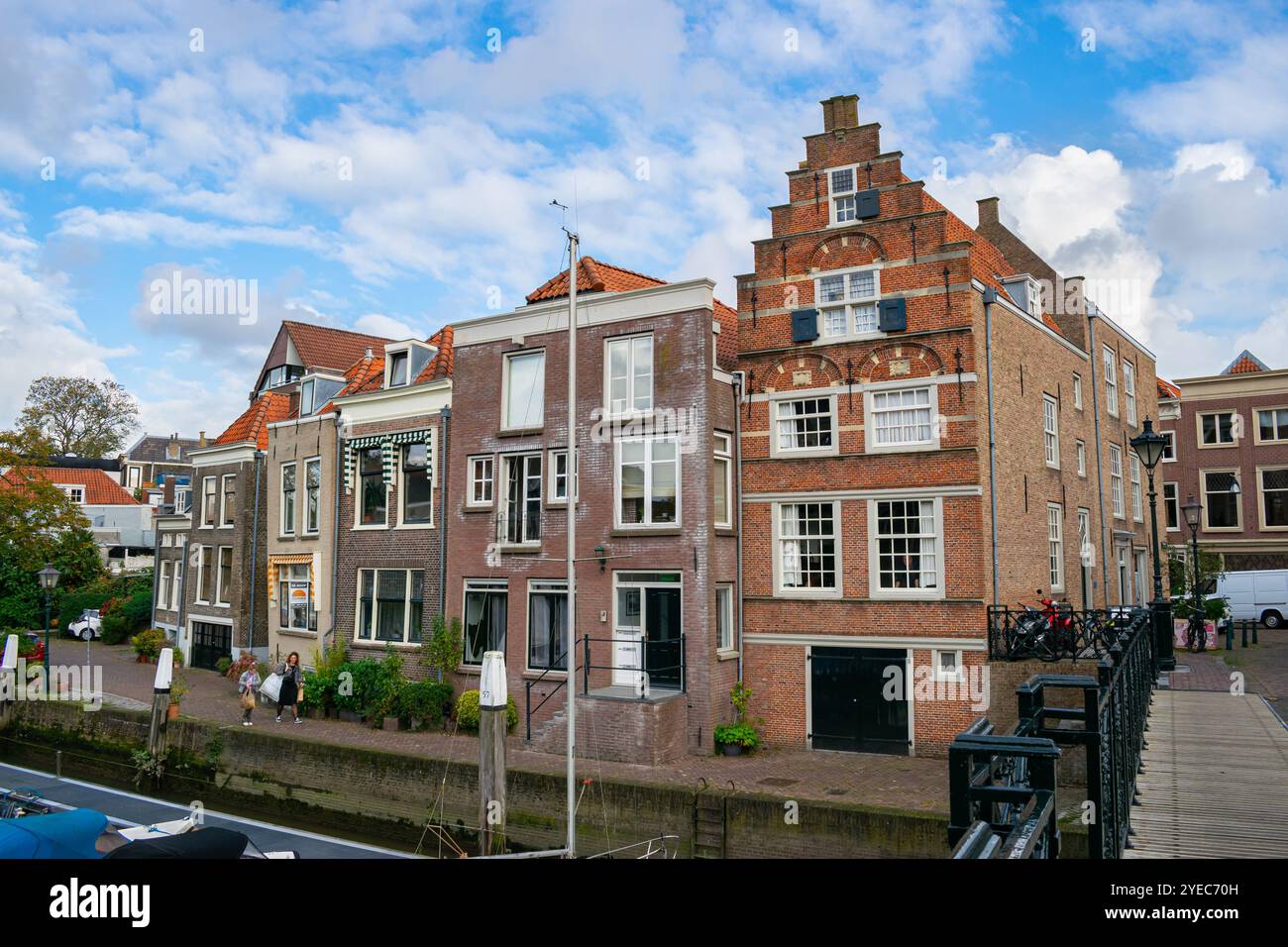 Maisons hollandaises traditionnelles le long de l'eau d'un canal dans la vieille ville de Dordrecht, pays-Bas Banque D'Images