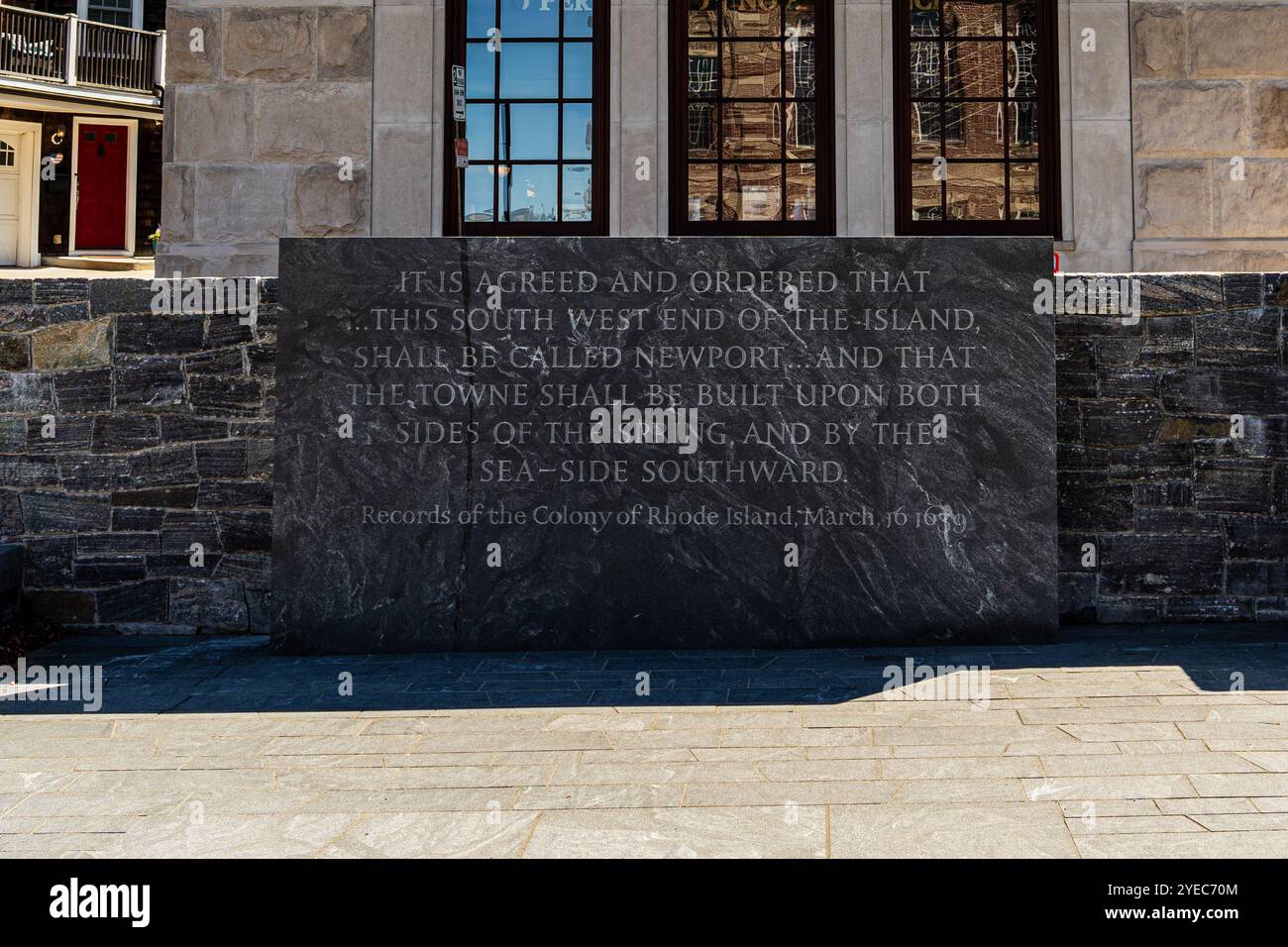 Newport, RI - 8 septembre 2024 : ce panneau avec une citation des registres de la colonie de Rhode Island se trouve à Spring Park sur le site du remorquage original Banque D'Images