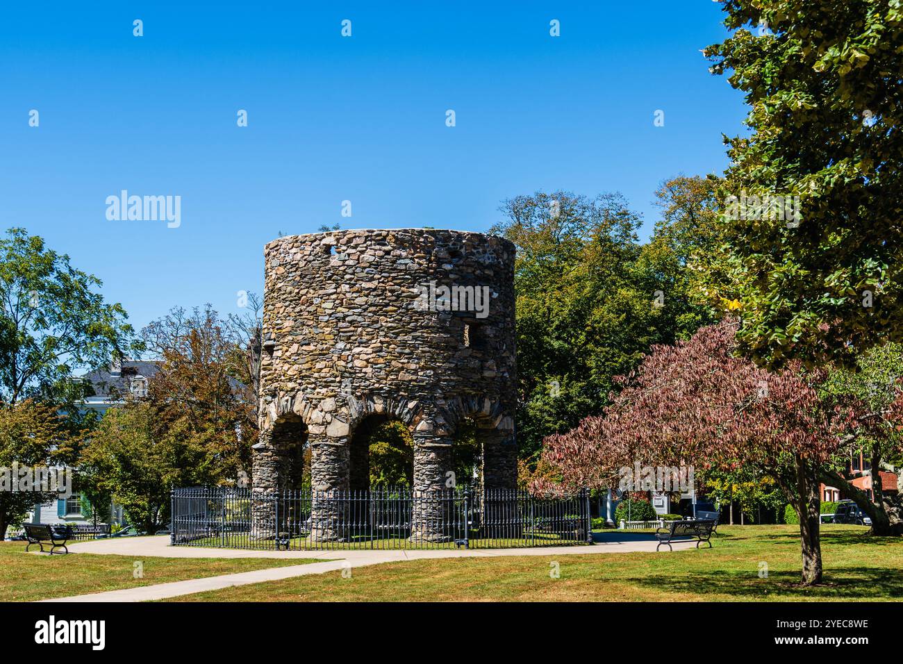 Newport, RI - 8 septembre 2024 : Newport Tower à Touro Park est une tour en pierre ronde parfois appelée le vieux moulin en pierre, Tour ronde, Tour Touro, Viking Banque D'Images