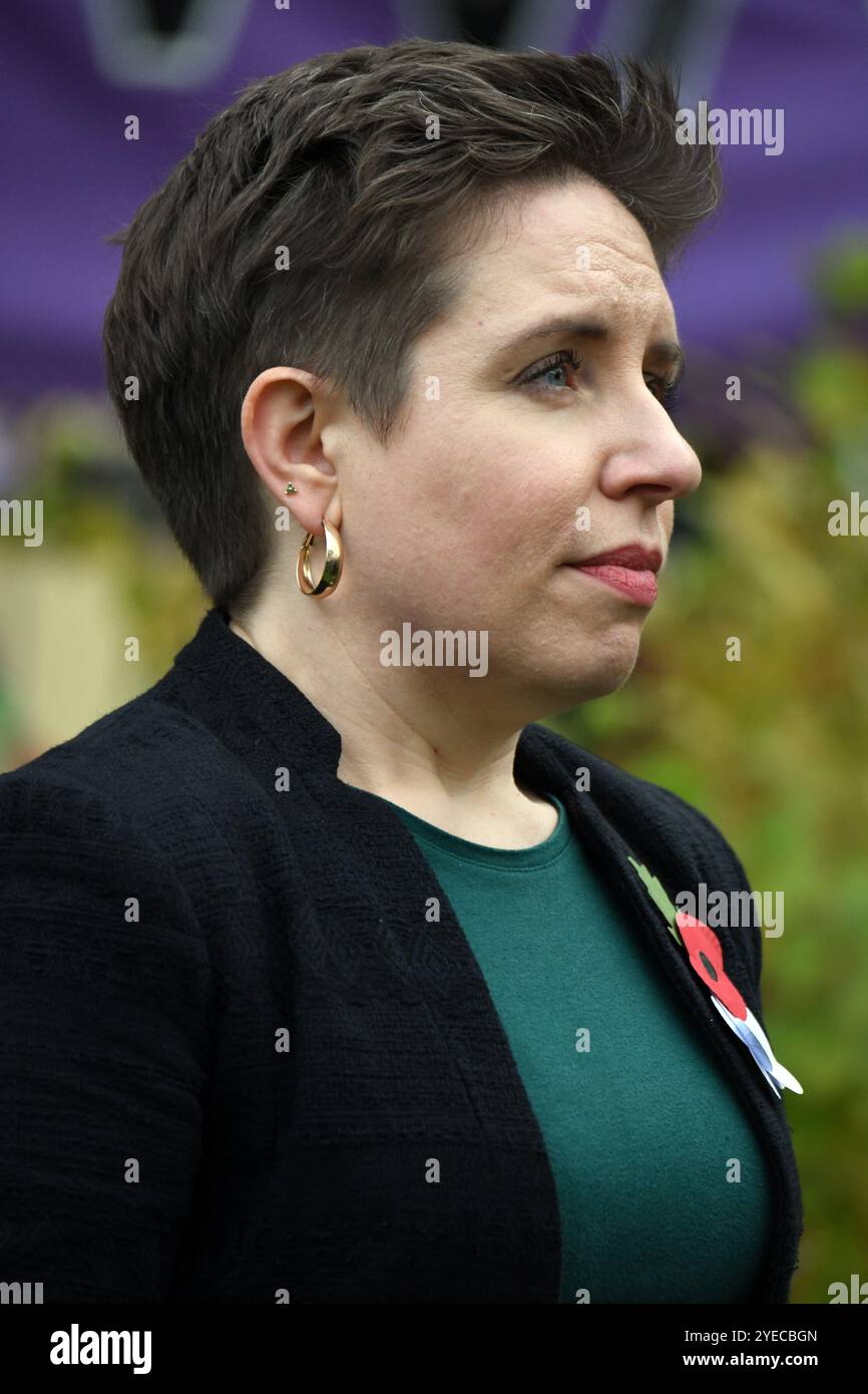 Londres, Royaume-Uni, 30 octobre 2024 Carla Suzanne Denyer (née le 24 septembre 1985) est une femme politique britannique qui a été co-leader du Parti vert d'Angleterre et du pays de Galles aux côtés d'Adrian Ramsay depuis 2021 et en tant que députée de Bristol Central depuis 2024. Les politiciens se réunissent sur College Green en face des chambres du Parlement pour être interviewés par la presse après le premier budget du Labour. Credit:JOHNNY ARMSTEAD/ Alamy Live News Banque D'Images