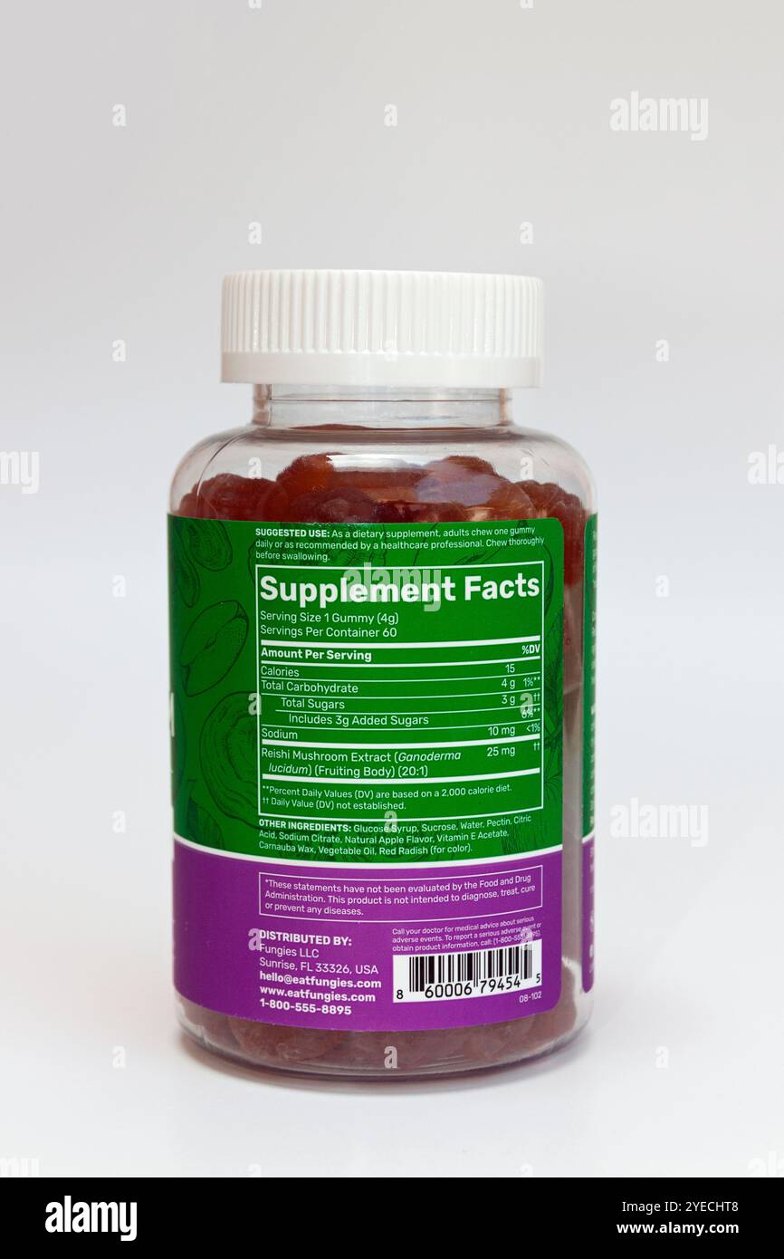 Contenant de bonbons aux champignons Reishi. Les avantages incluent antioxydant, système immunitaire, relaxation, cœur sain et anti-âge. Banque D'Images