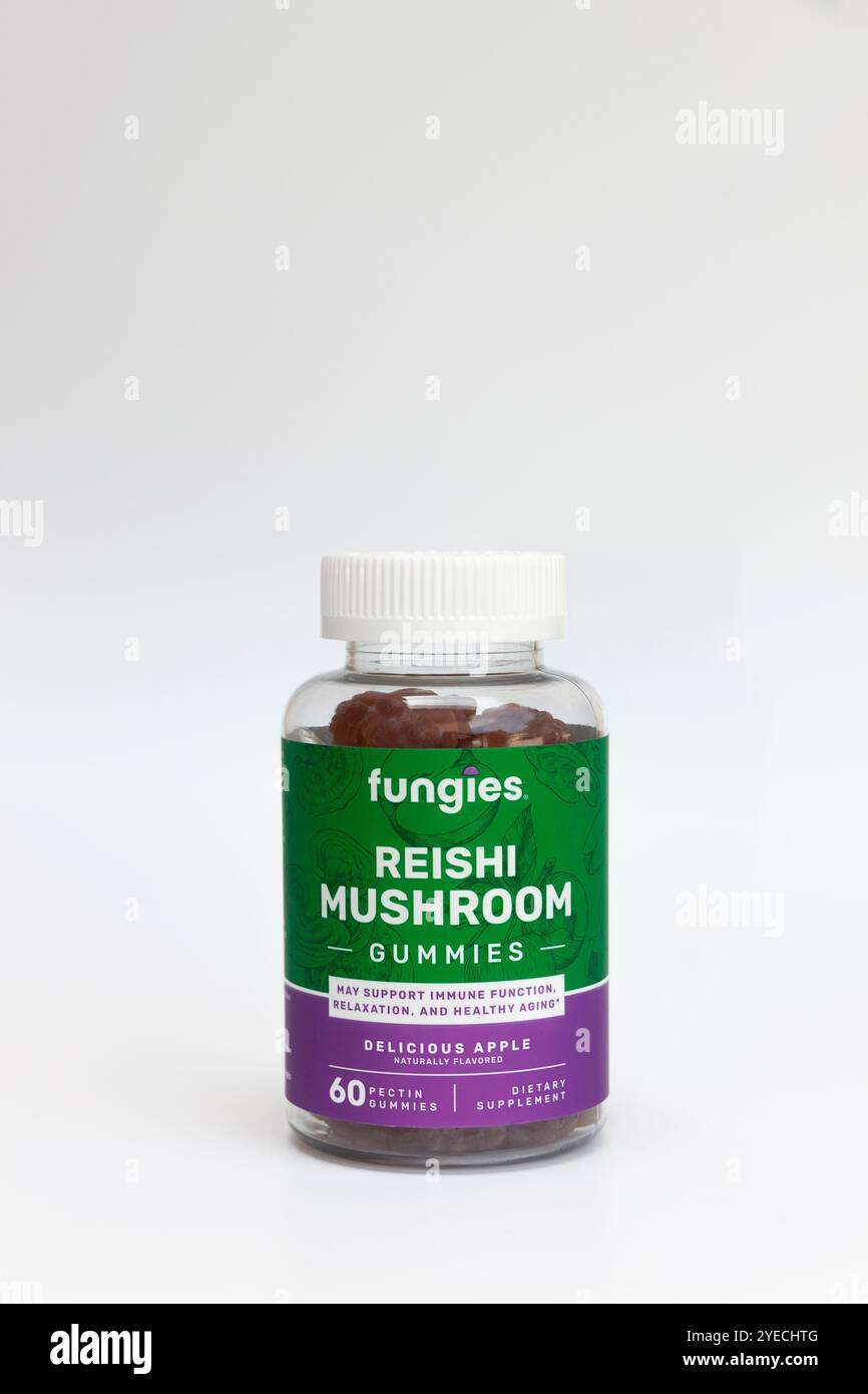 Contenant de bonbons aux champignons Reishi. Les avantages incluent antioxydant, système immunitaire, relaxation, cœur sain et anti-âge. Banque D'Images