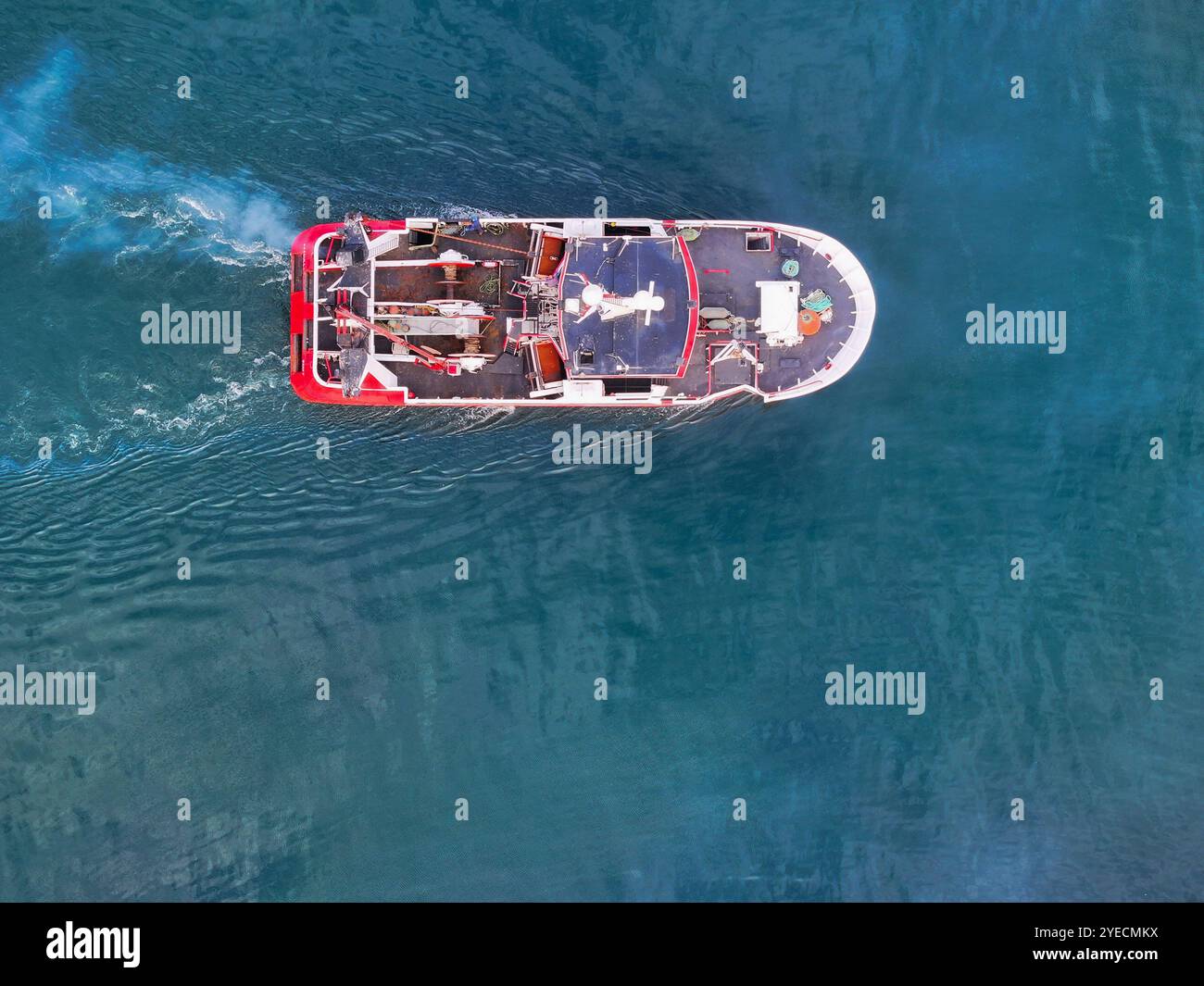 Vue aérienne par drone d'un bateau de pêche au chalutier à crevettes Banque D'Images
