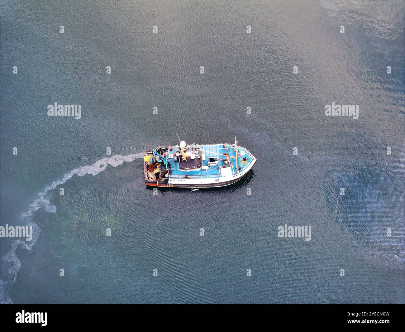 Vue aérienne par drone d'un chalutier à crevettes à double plate-forme Banque D'Images