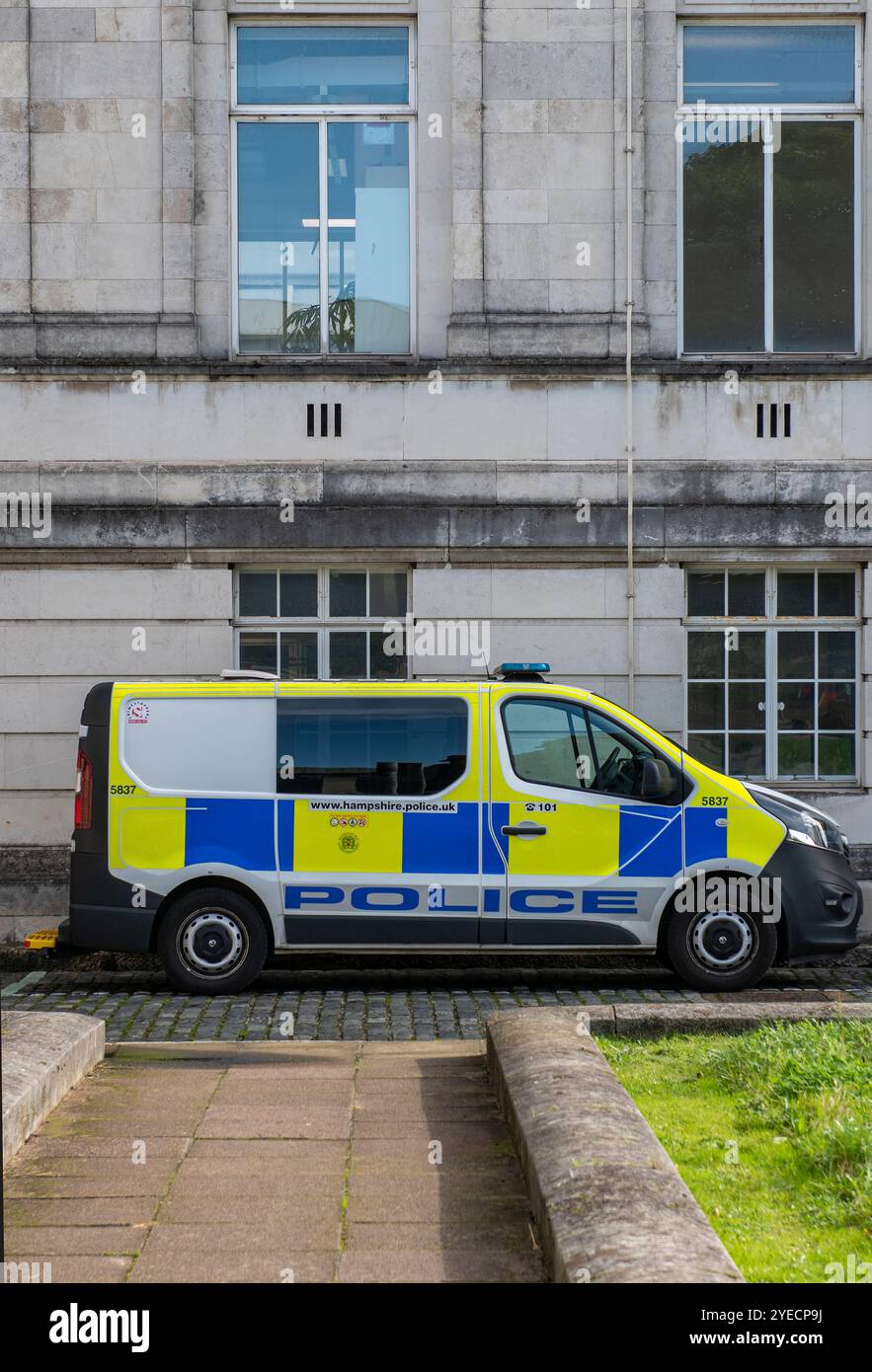 Fourgonnette de transport de la police de la gendarmerie du Hampshire garée à l'extérieur du poste de police du centre civique de Southampton. Banque D'Images