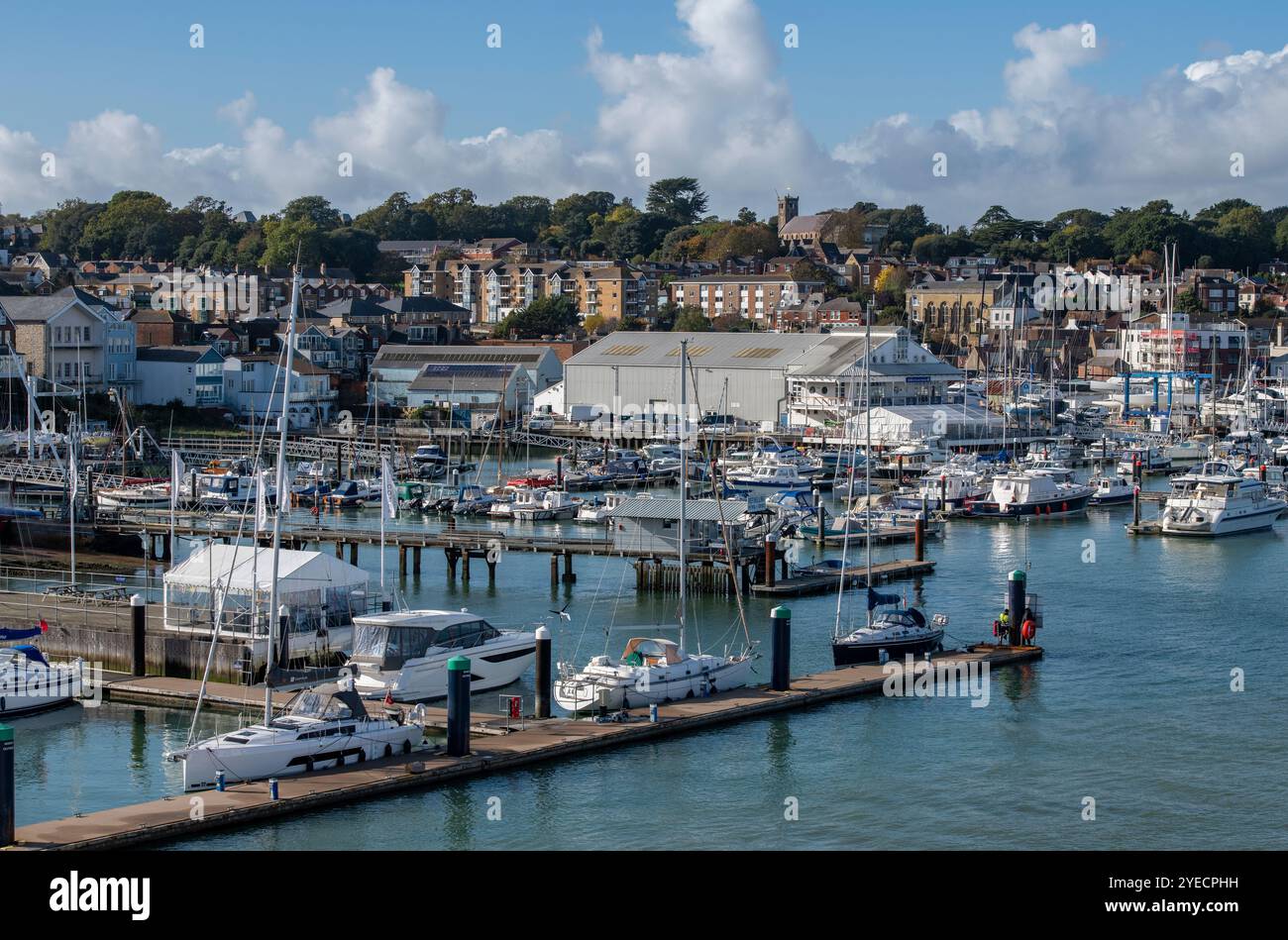 Cowes yacht havre et port de plaisance avec pontons et jetées pour l'accostage des voiliers et yachts sur l'île de wight Royaume-Uni Banque D'Images