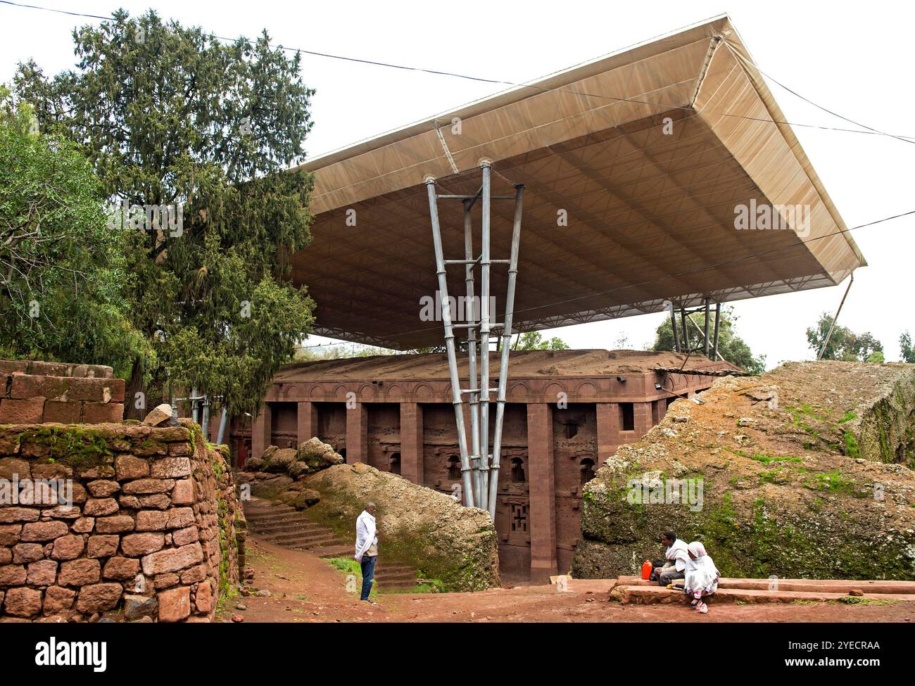 Ausladendes Dach zum Schutz vor Witterungsschäden über der unterirdischen monolithischen Felsenkirche Biete Medhane Alem, UNESCO-Weltkulturerbestätte Banque D'Images