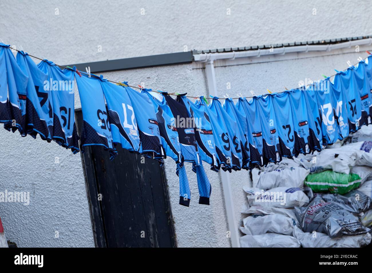 les maillots de l'équipe gaa des jeunes locaux séchant sur la ligne de lavage, comté de donegal, république d'irlande Banque D'Images