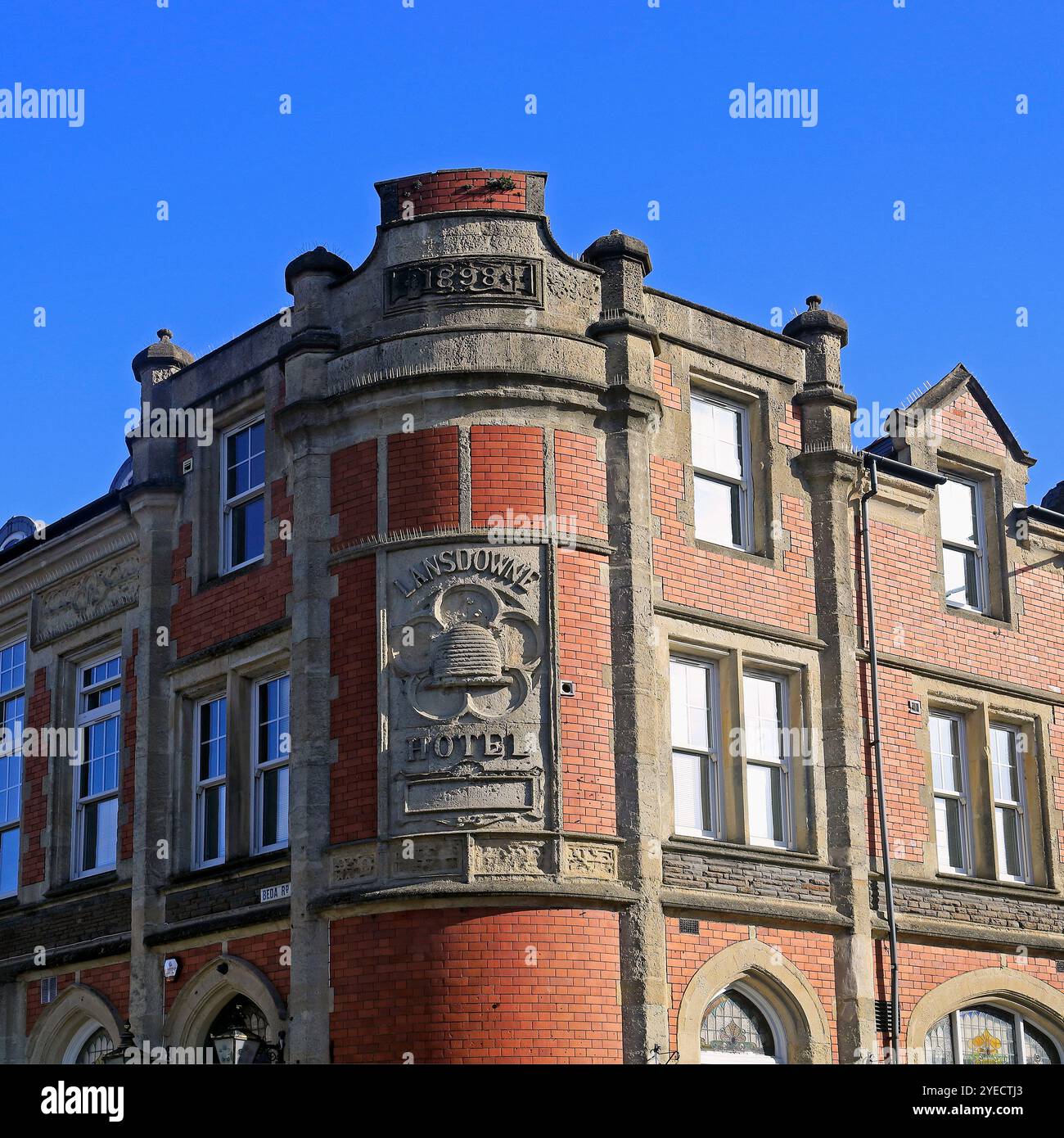 Vue latérale du panneau de l'hôtel Lansdowne avec motif ruche d'abeille, Canton, Cardiff, Galles du Sud, Royaume-Uni. 2024 Banque D'Images