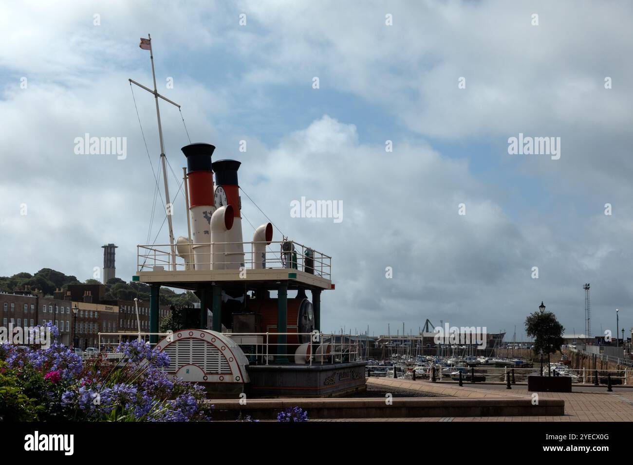 ST HELIER, JERSEY, ÎLES ANGLO-NORMANDES - 06 AOÛT 2021 : horloge à vapeur (maintenant électrique) qui est montée sur le pont d'une réplique pleine grandeur du sapin Banque D'Images