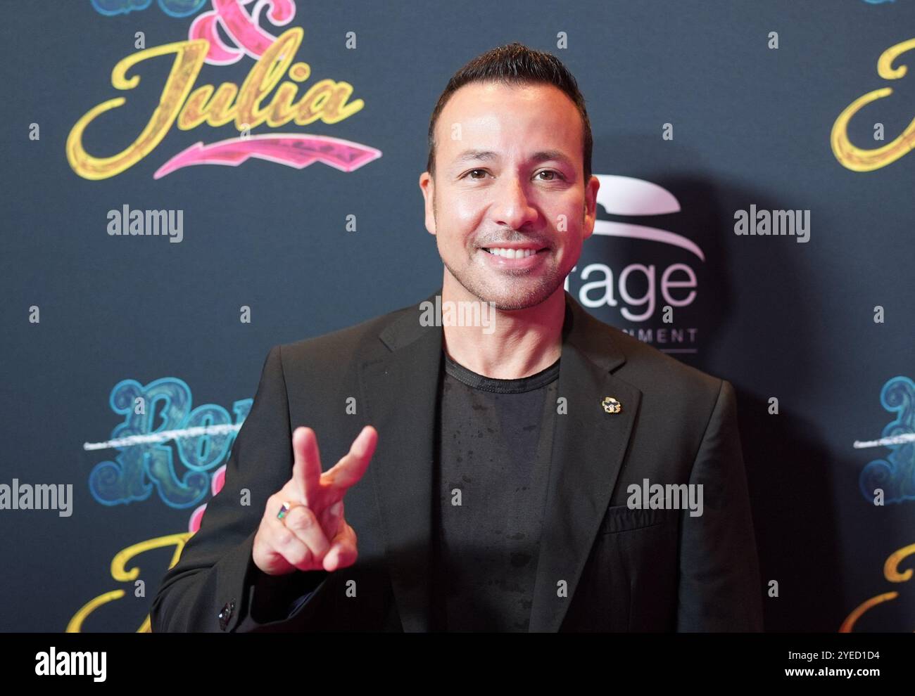 Hambourg, Allemagne. 30 octobre 2024. Howie Dorough, chanteur américain et membre du boys band Backstreet Boys, marche sur le tapis rouge pour la première allemande de la comédie musicale « & Juliet » de Broadway au Stage Operettenhaus. Le jukebox musical raconte une nouvelle interprétation de la célèbre histoire d'amour de Shakespeare, Roméo et Juliette, dans laquelle Juliette ne meurt pas à la fin et commence une nouvelle vie. Crédit : Marcus Brandt/dpa/Alamy Live News Banque D'Images