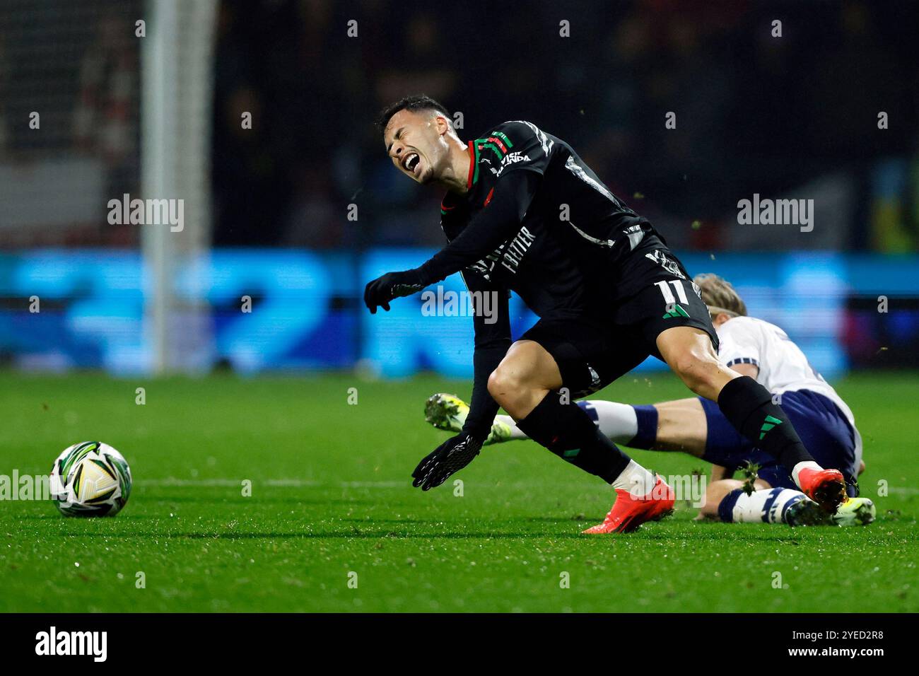 Gabriel Martinelli d'Arsenal est défié par Stefan Teitur Thordarson de Preston North End lors du quatrième tour de la Coupe Carabao à Deepdale, Preston. Date de la photo : mercredi 30 octobre 2024. Banque D'Images