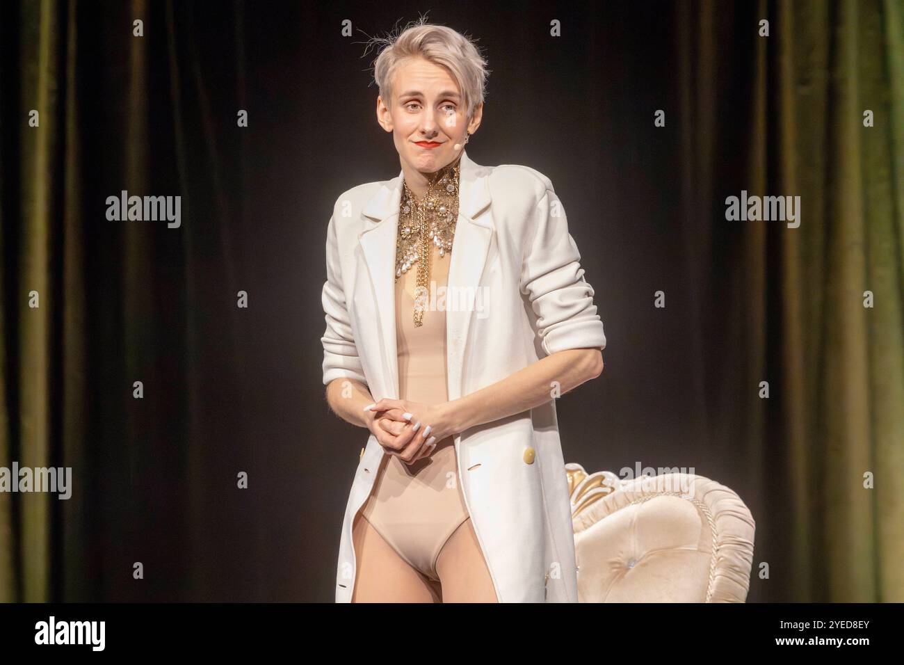 Auftritt der österreichischen Kabarettistin und Poetry-Slammerin Lisa Eckhart - eigentlich Lisa Lasselsberger, geb. 6. Septembre 1992 - im Rahmen des Comedy-Festivals Humorzone Dresden im Alten Schlachthof à Dresde. *** Performance de l'artiste de cabaret autrichienne et poète Lisa Eckhart, de son vrai nom Lisa Lasselsberger, née le 6 septembre 1992, dans le cadre du festival humorzone de Dresde à l'Alter Schlachthof de Dresde Banque D'Images