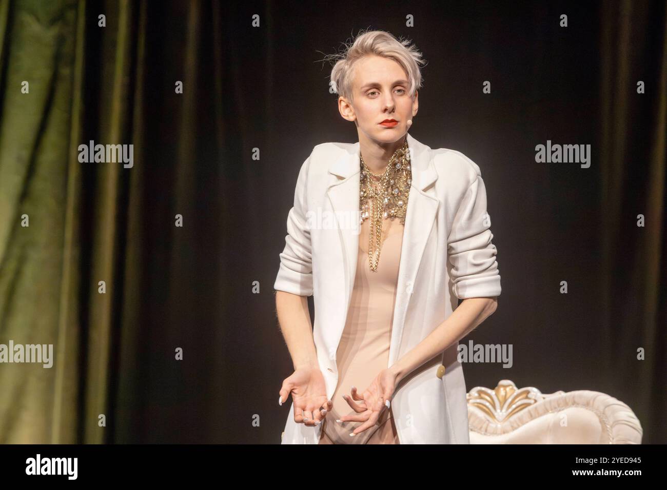 Auftritt der österreichischen Kabarettistin und Poetry-Slammerin Lisa Eckhart - eigentlich Lisa Lasselsberger, geb. 6. Septembre 1992 - im Rahmen des Comedy-Festivals Humorzone Dresden im Alten Schlachthof à Dresde. *** Performance de l'artiste de cabaret autrichienne et poète Lisa Eckhart, de son vrai nom Lisa Lasselsberger, née le 6 septembre 1992, dans le cadre du festival humorzone de Dresde à l'Alter Schlachthof de Dresde Banque D'Images