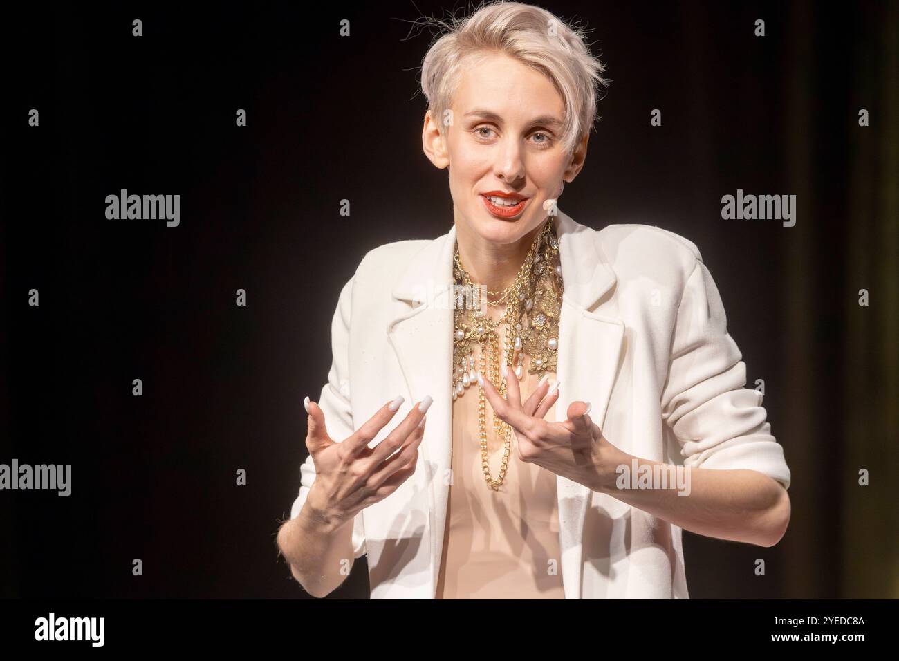 Auftritt der österreichischen Kabarettistin und Poetry-Slammerin Lisa Eckhart - eigentlich Lisa Lasselsberger, geb. 6. Septembre 1992 - im Rahmen des Comedy-Festivals Humorzone Dresden im Alten Schlachthof à Dresde. *** Performance de l'artiste de cabaret autrichienne et poète Lisa Eckhart, de son vrai nom Lisa Lasselsberger, née le 6 septembre 1992, dans le cadre du festival humorzone de Dresde à l'Alter Schlachthof de Dresde Banque D'Images