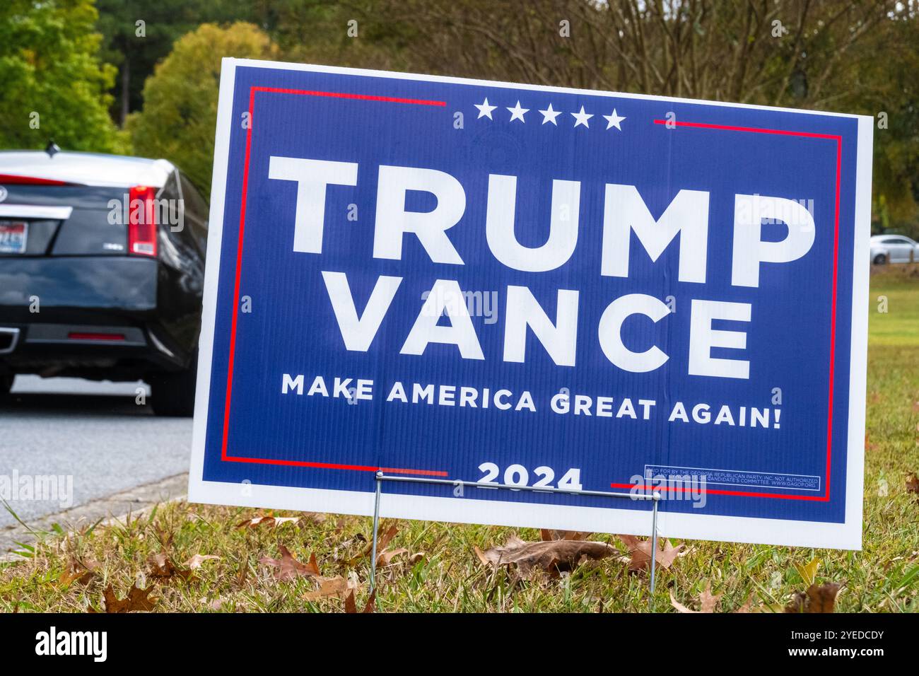 Les premiers électeurs de Metro Atlanta, Géorgie, passent devant un panneau Trump-Vance de 2024 mètres le long de l'allée d'entrée du bureau de vote du comté de Gwinnett. (ÉTATS-UNIS) Banque D'Images