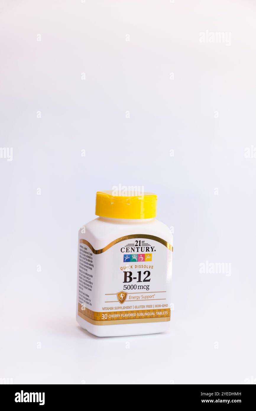 Comprimés de vitamine B-12 dans une bouteille. Banque D'Images