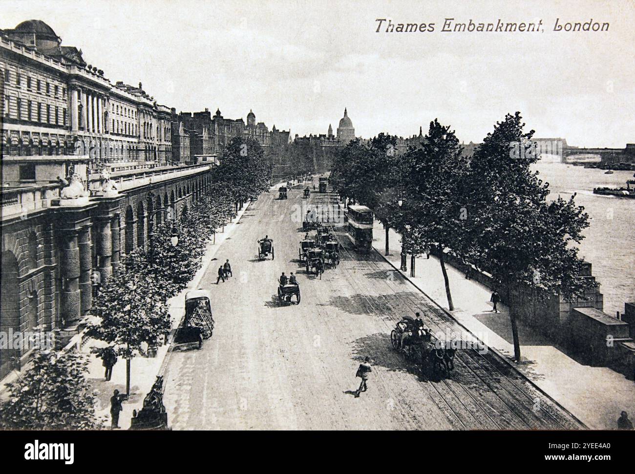 Carte postale édouardienne du quai de la Tamise (alias Victoria) donnant sur la cathédrale Saint-Paul. La terrasse Adelphi - maintenant démolie - est sur la gauche. Banque D'Images